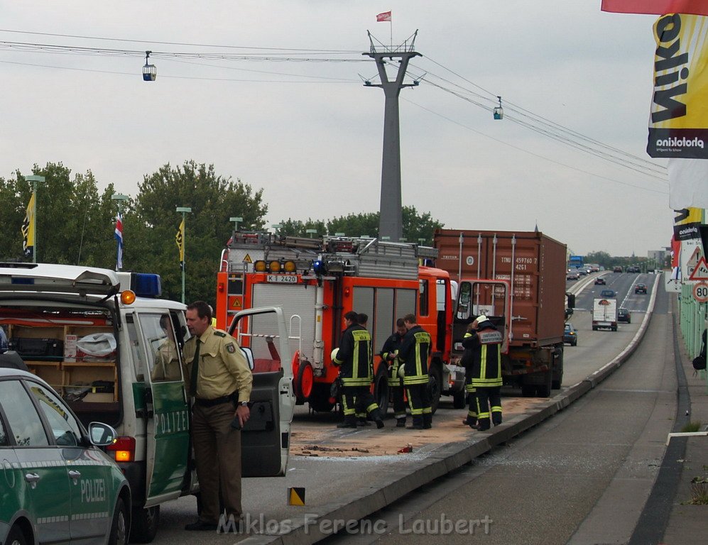 VU Transporter Lkw Zoobruecke Rich Koeln    P29.JPG